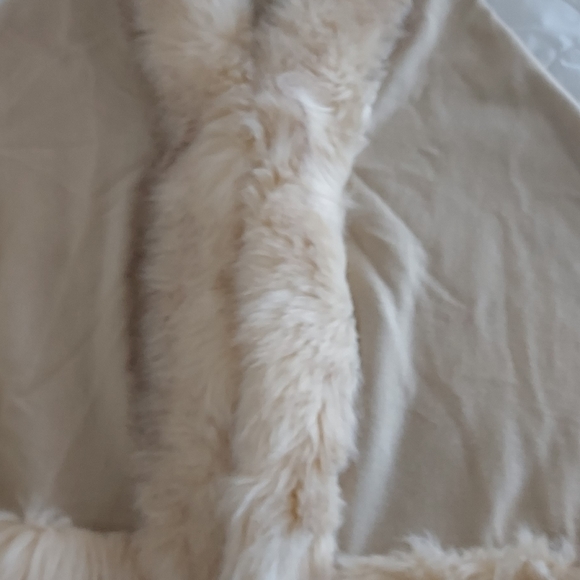 Cream Faux Fur Throw - Picture 9 of 10